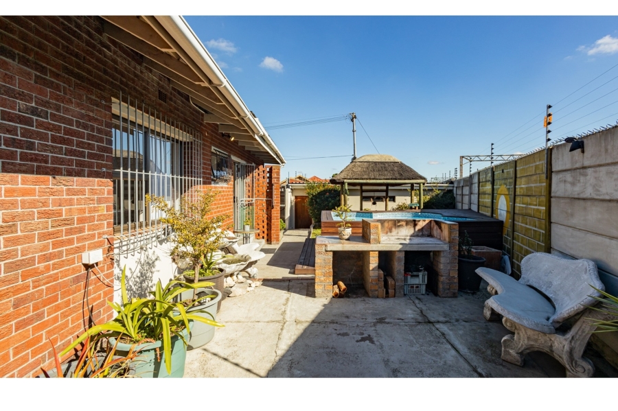 5 Bedroom Property for Sale in Avondale Western Cape